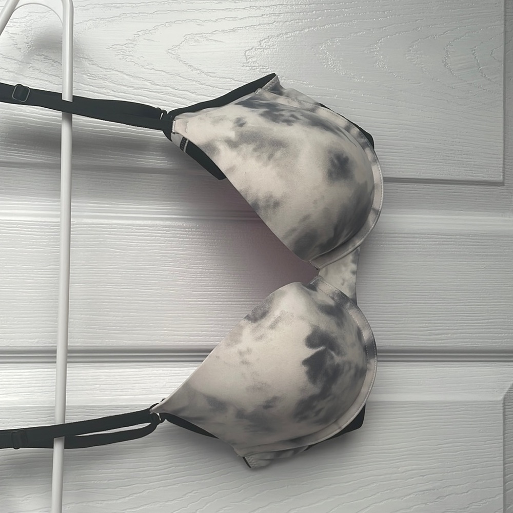 2 never worn pink push up bras. Size 34 B/32 C